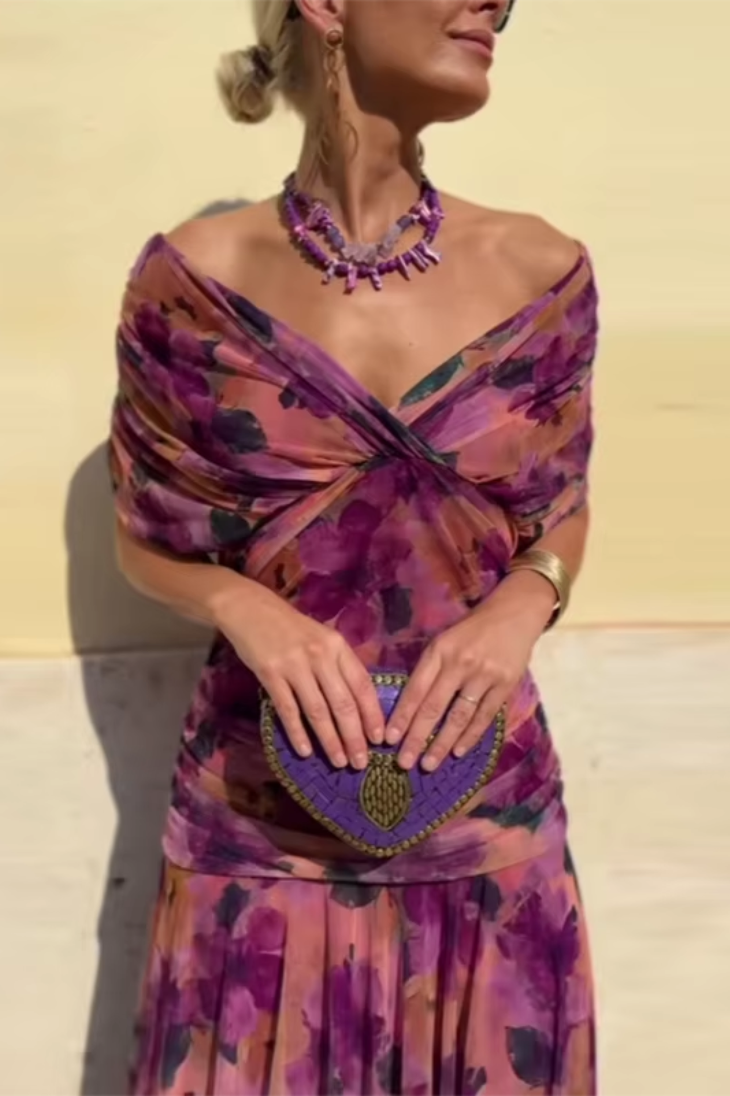 Elin — V-Ausschnitt Maxikleid mit tailliertem Schnitt