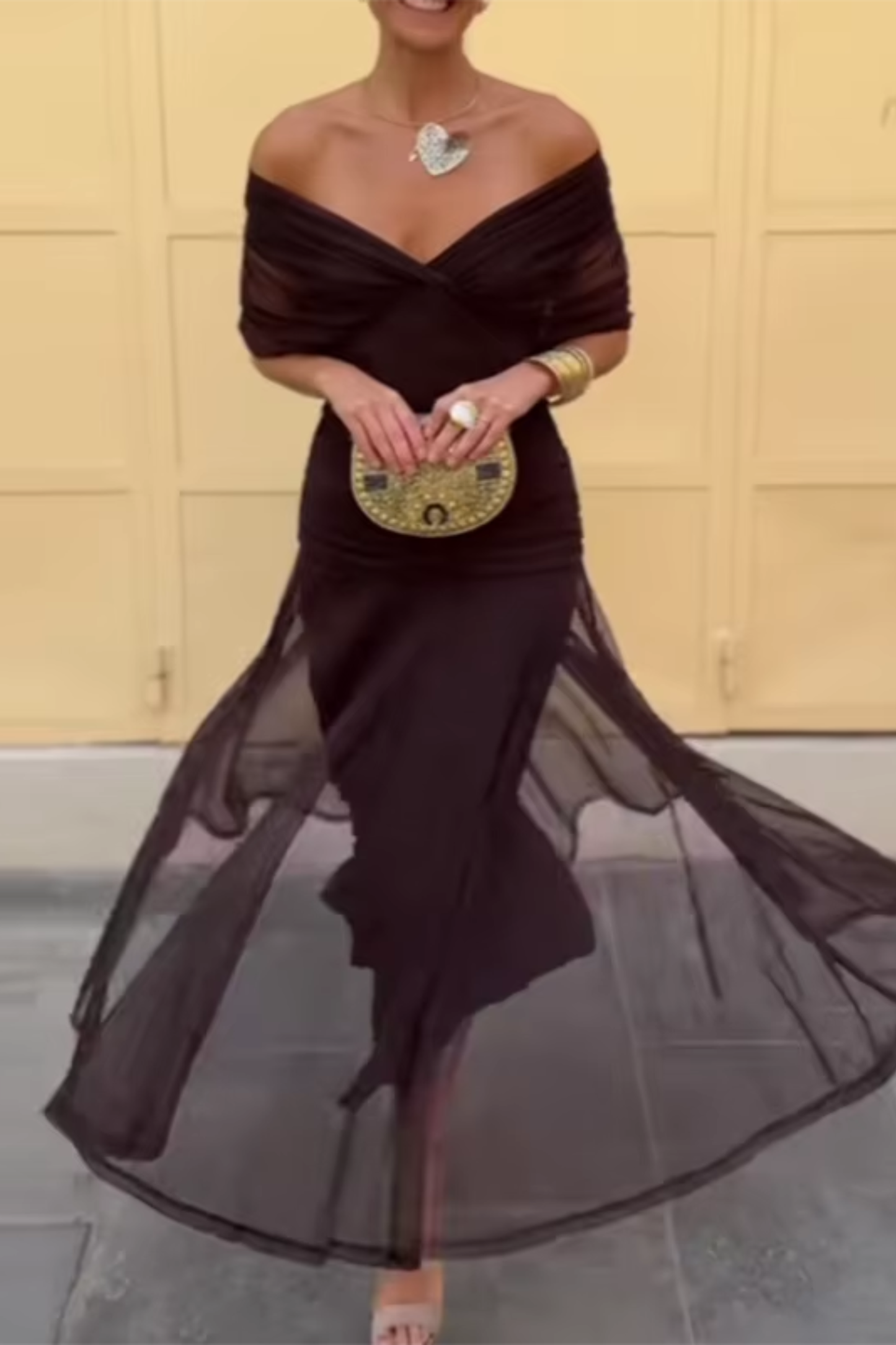 Elin — V-Ausschnitt Maxikleid mit tailliertem Schnitt