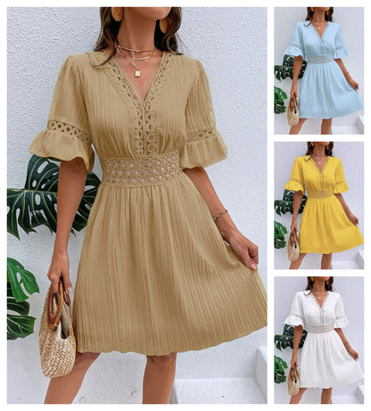 Vervaine — V-Ausschnitt-Kleid mit Spitzen-Cutouts