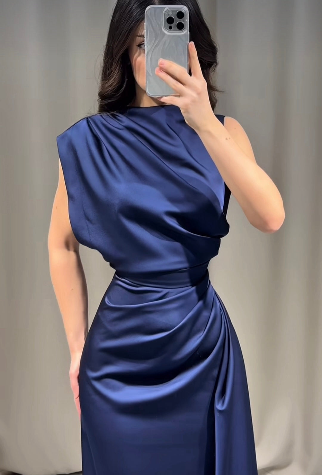 Ailinore — Ärmelloses elastisches Taftkleid