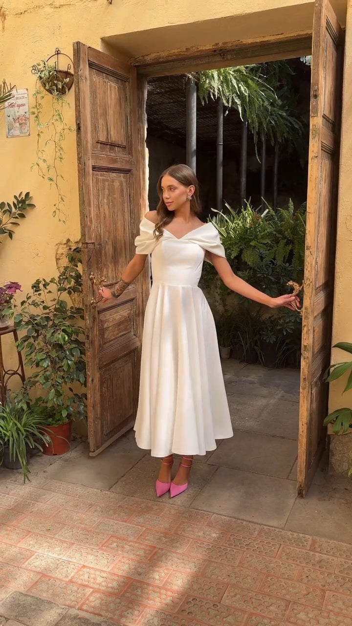 Deliha — Fließendes Off-Shoulder Kleid