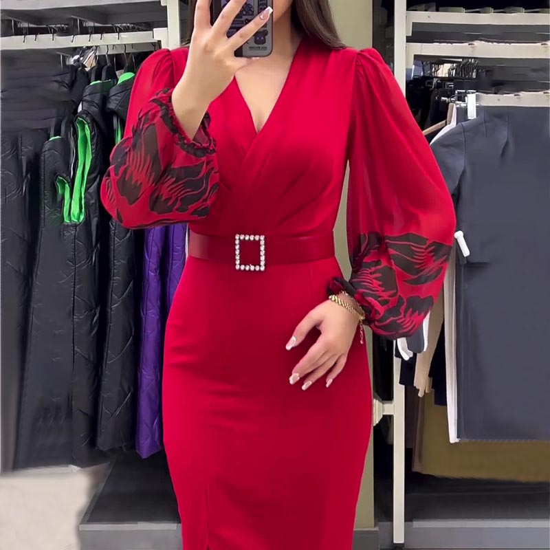 Adalyne — Rote Seidenkleid mit V-Ausschnitt