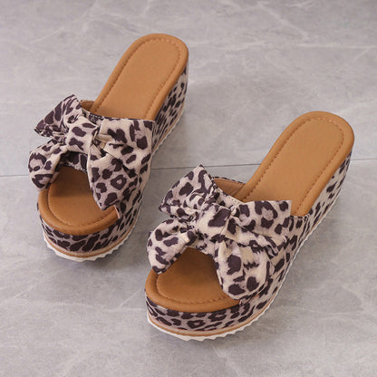 Solaine — Leoparden-Print Bogen Wedge Plattform Sandalen