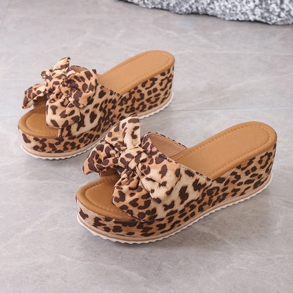 Solaine — Leoparden-Print Bogen Wedge Plattform Sandalen
