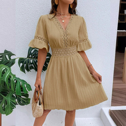 Vervaine — V-Ausschnitt-Kleid mit Spitzen-Cutouts
